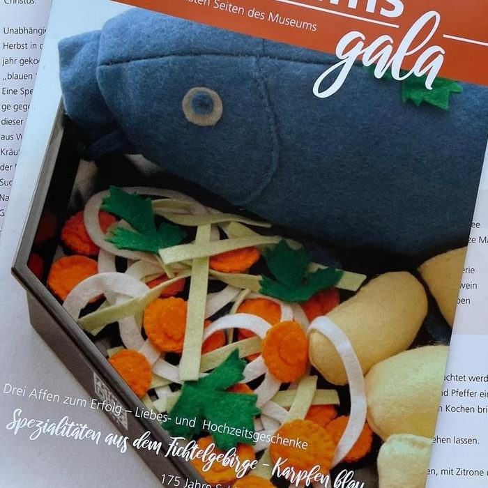 Titelbild des Magazins MuseumsGala. Es zeigt meinen Karpfen Blau mit Gemüse und Kartoffeln.